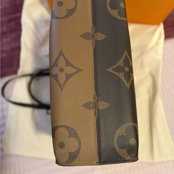 Louis Vuitton OnTheGo MM Bag - Picture 8 of 9